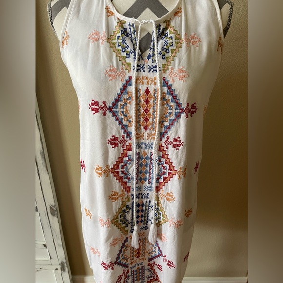 Chic Connection - White Sleeveless Dress with Needle Point Design - Size: Medium - Picture 2 of 6
